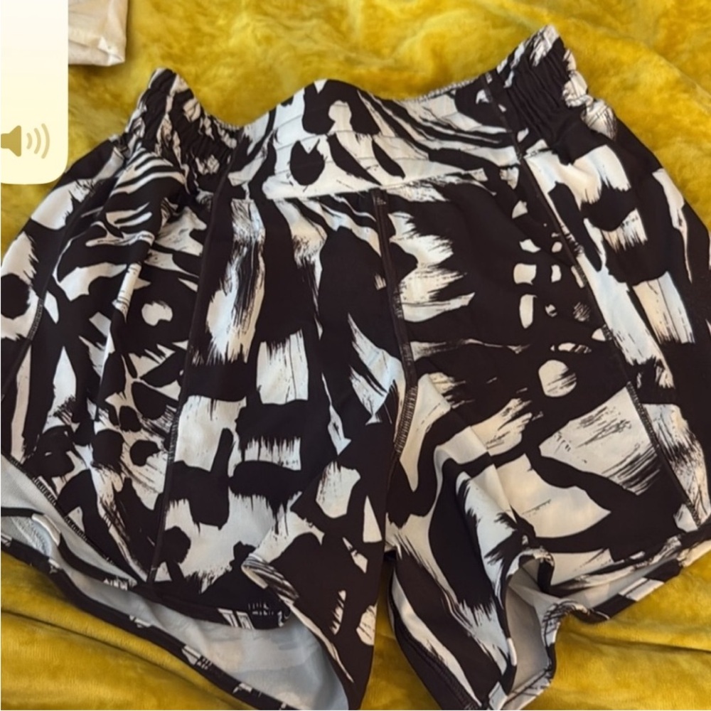 Lulu lemon Hotty Hr short 4”lined mbbe/bone 4